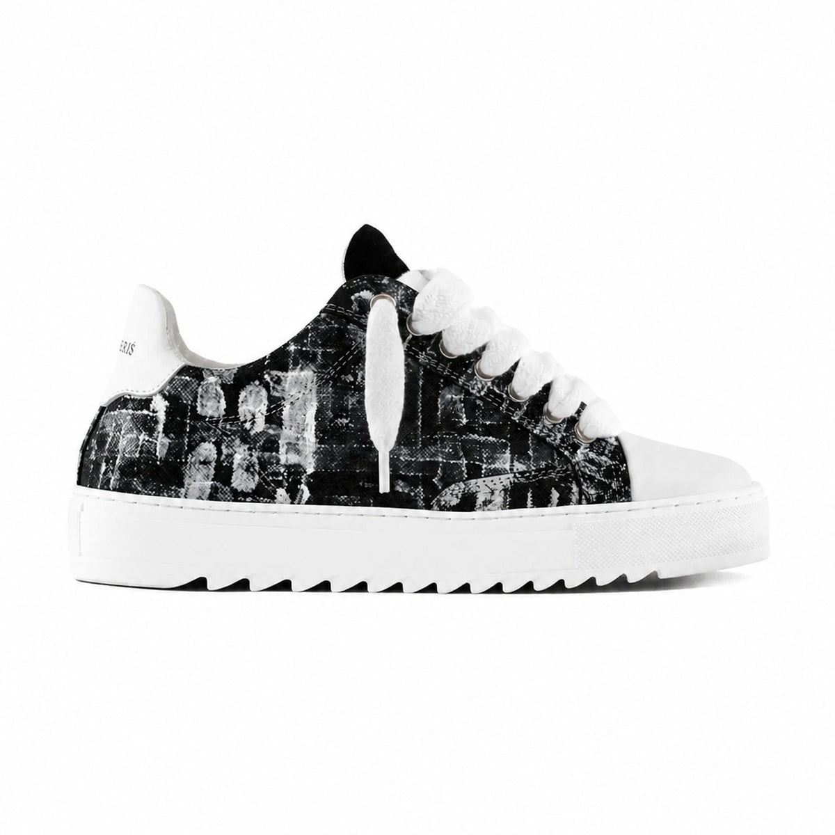 Numeris Atelier Chalk Black em vista lateral