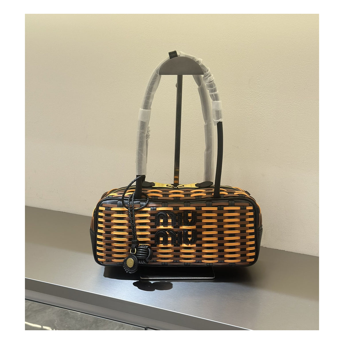 Bolsa Miu Miu Summer Woven Caramelo e Preto - vista em três quartos