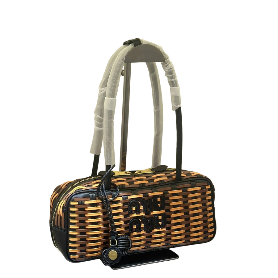 Bolsa Miu Miu Summer Woven Caramelo e Preto - vista lateral em três quartos