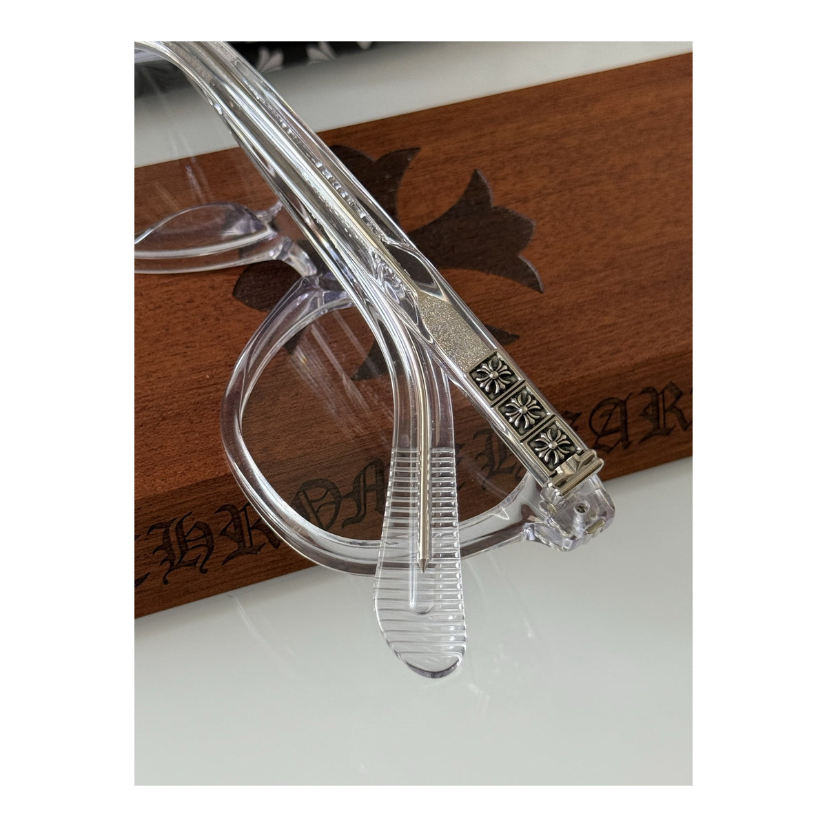 Óculos Chrome Hearts Smoke Show Transparente - detalhe externo da haste