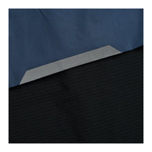 On Running Club T Azul-Marinho e Preto - detalhe refletivo
