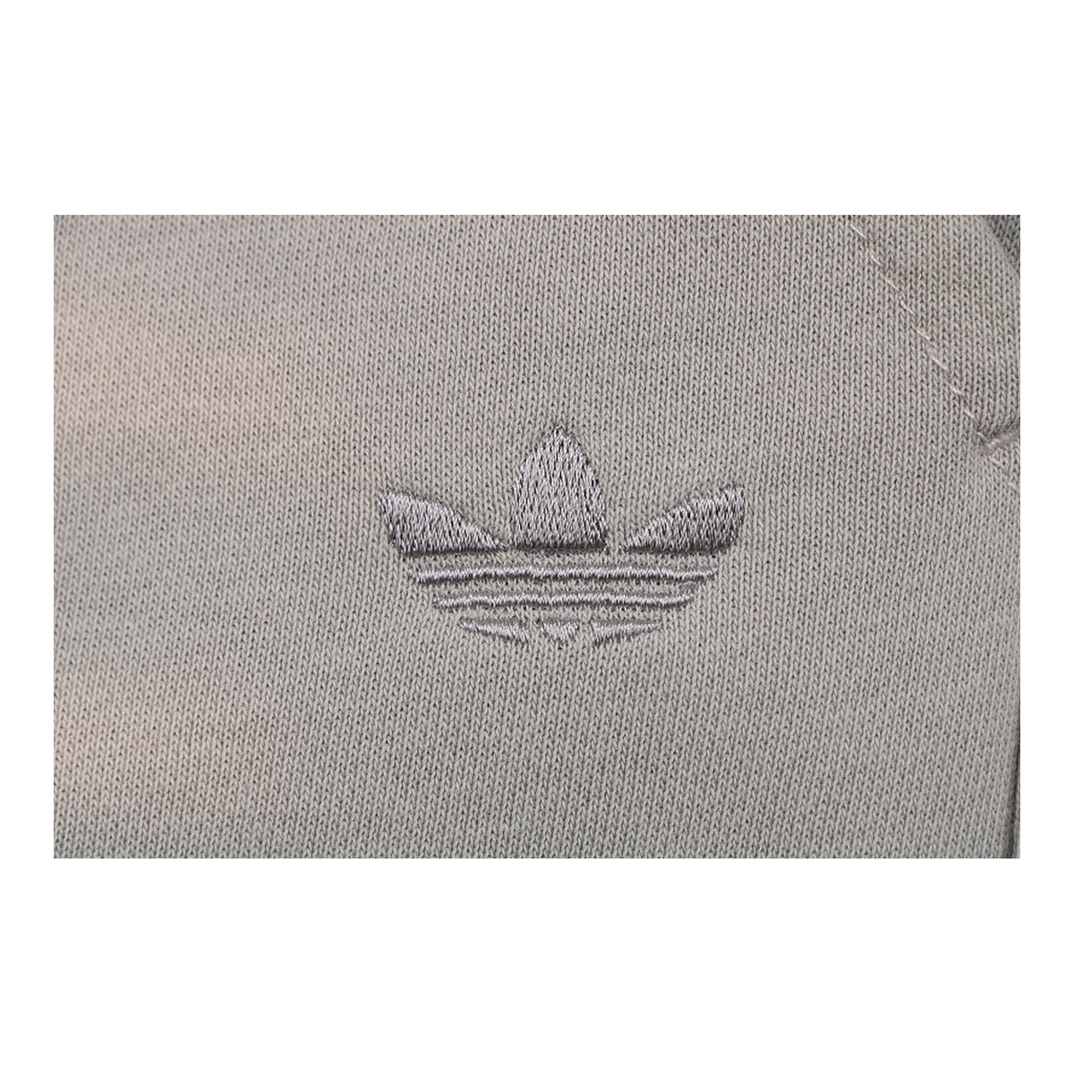 Calça Adidas Originals Trefoil Cinza-Claro - detalhe do bordado Trefoil