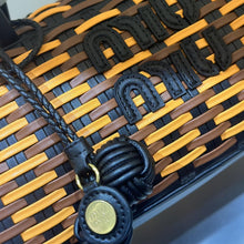 Bolsa Miu Miu Summer Woven Caramelo e Preto - detalhe frontal e pingente