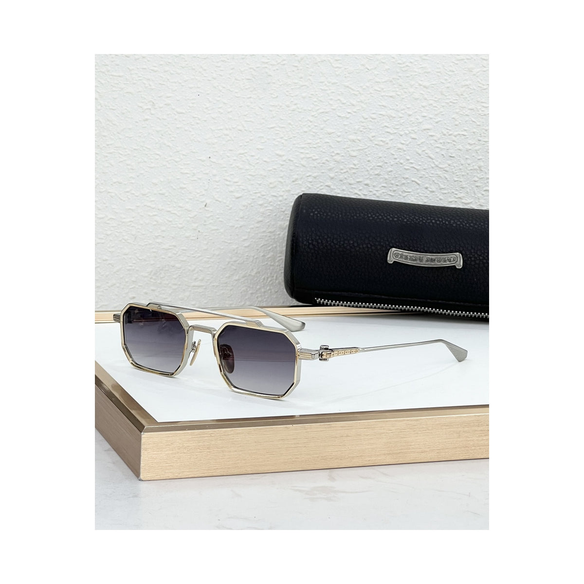 Óculos de Sol Chrome Hearts Rump - variante dourada e prata com lente roxa