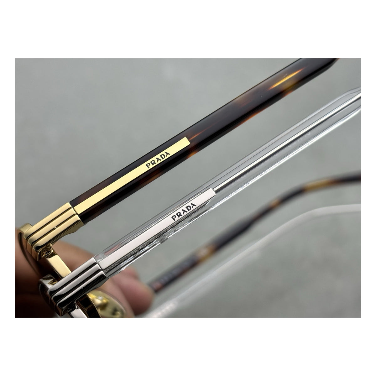 Óculos de Sol Prada SPR B54 - detalhe das hastes nas duas cores