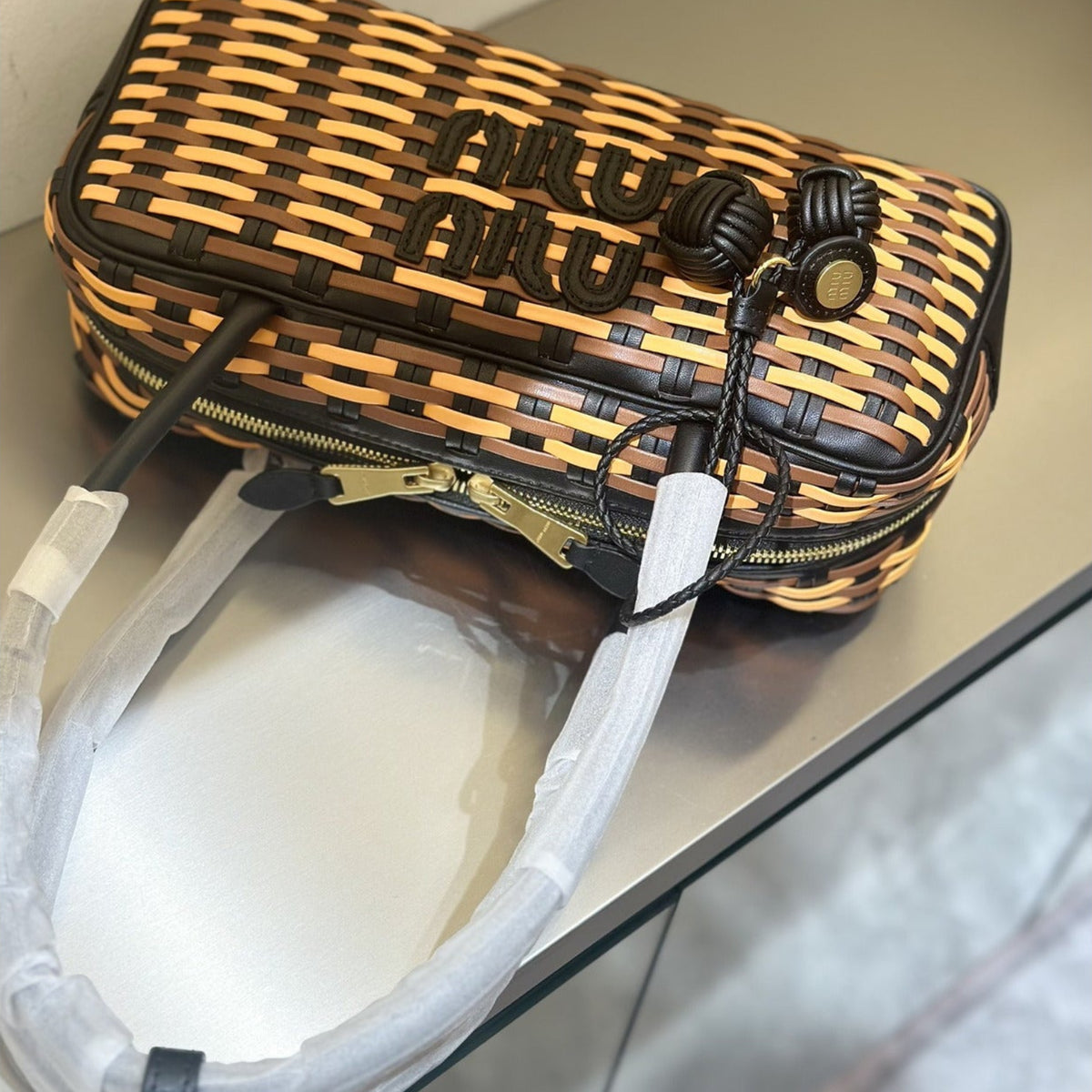 Bolsa Miu Miu Summer Woven Caramelo e Preto - vista superior