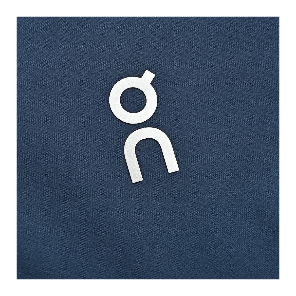 On Running Club T Azul-Marinho e Preto - detalhe do logotipo
