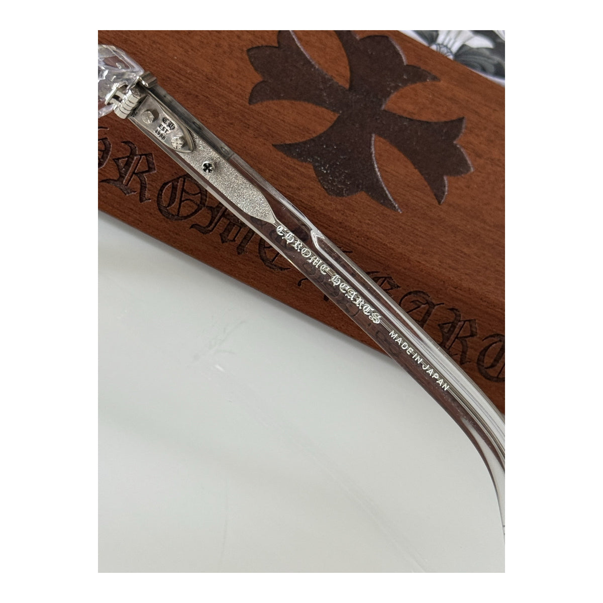 Óculos Chrome Hearts Smoke Show Transparente - detalhe lateral da haste