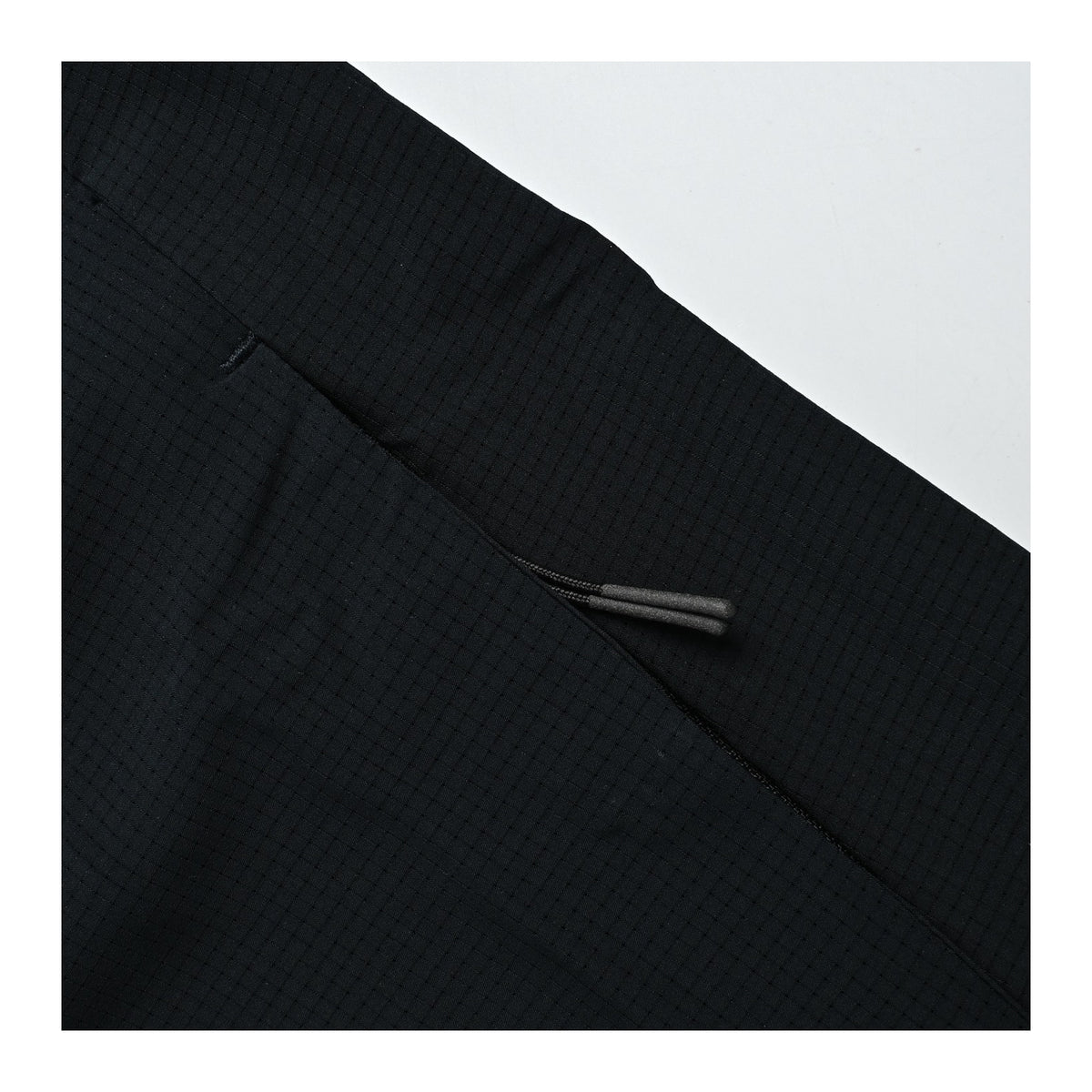 On Running Club T Azul-Marinho e Preto - detalhe do bolso