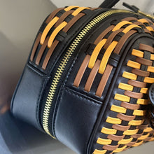 Bolsa Miu Miu Summer Woven Caramelo e Preto - detalhe lateral e fechamento