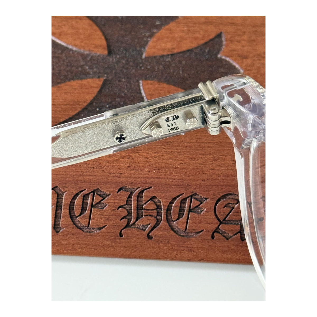 Óculos Chrome Hearts Smoke Show Transparente - detalhe da dobradiça