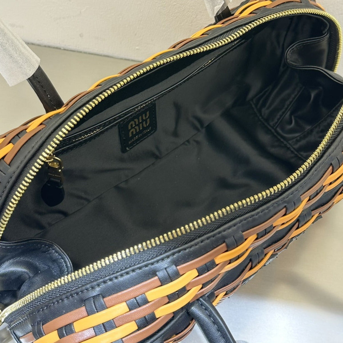 Bolsa Miu Miu Summer Woven Caramelo e Preto - detalhe do interior