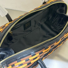 Bolsa Miu Miu Summer Woven Caramelo e Preto - detalhe do interior
