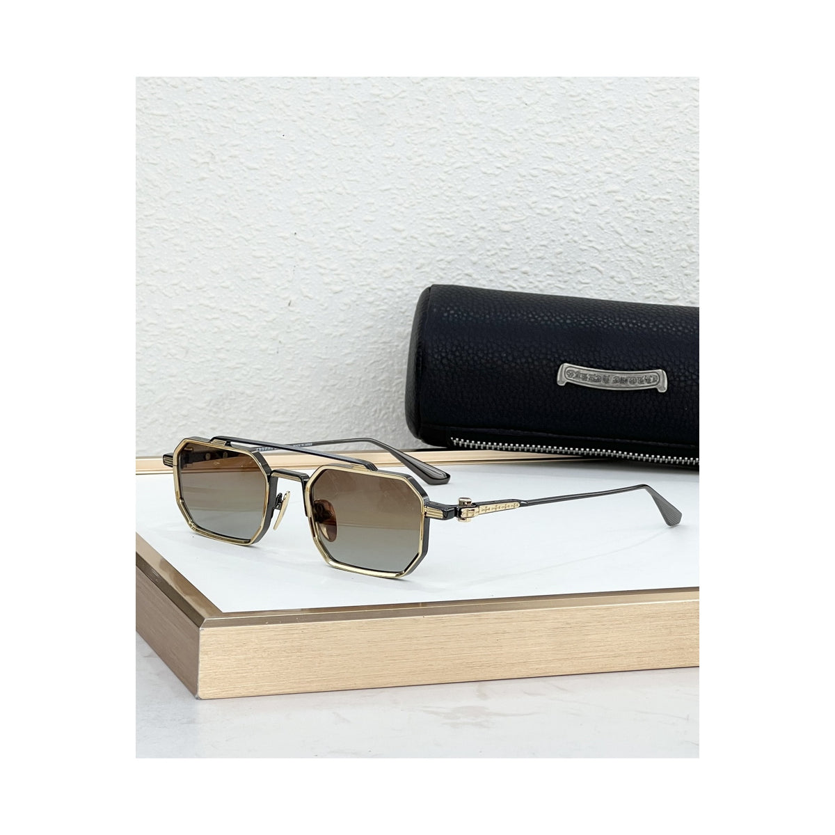 Óculos de Sol Chrome Hearts Rump - variante dourada e preta com lente marrom