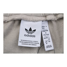 Calça Adidas Originals Trefoil Cinza-Claro - etiqueta de tamanho e marca