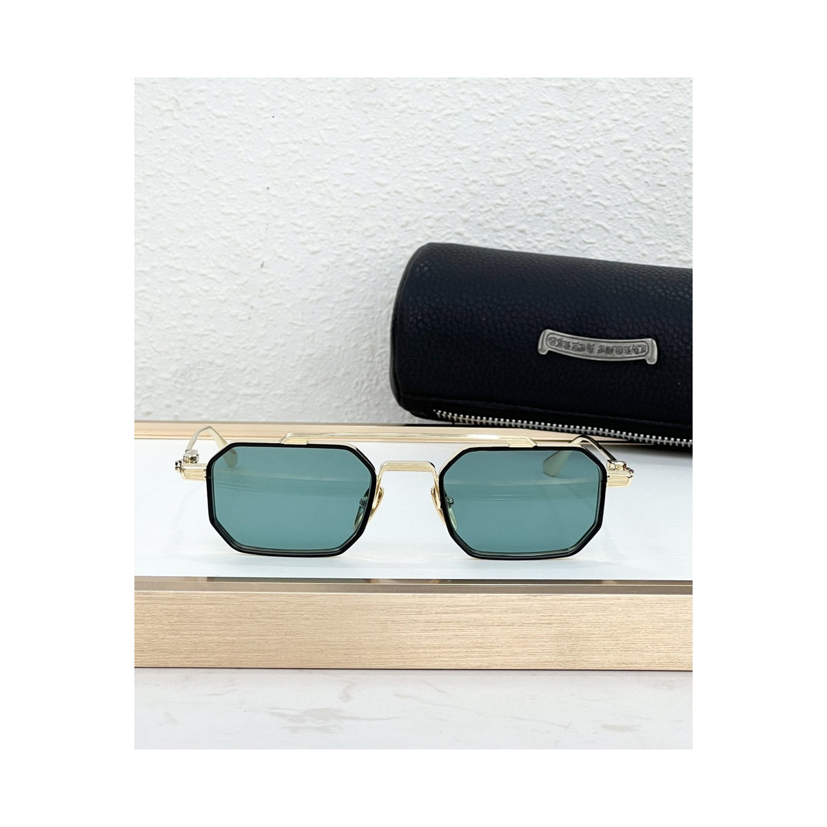 Óculos de Sol Chrome Hearts Rump - variante dourada e preta com lente verde