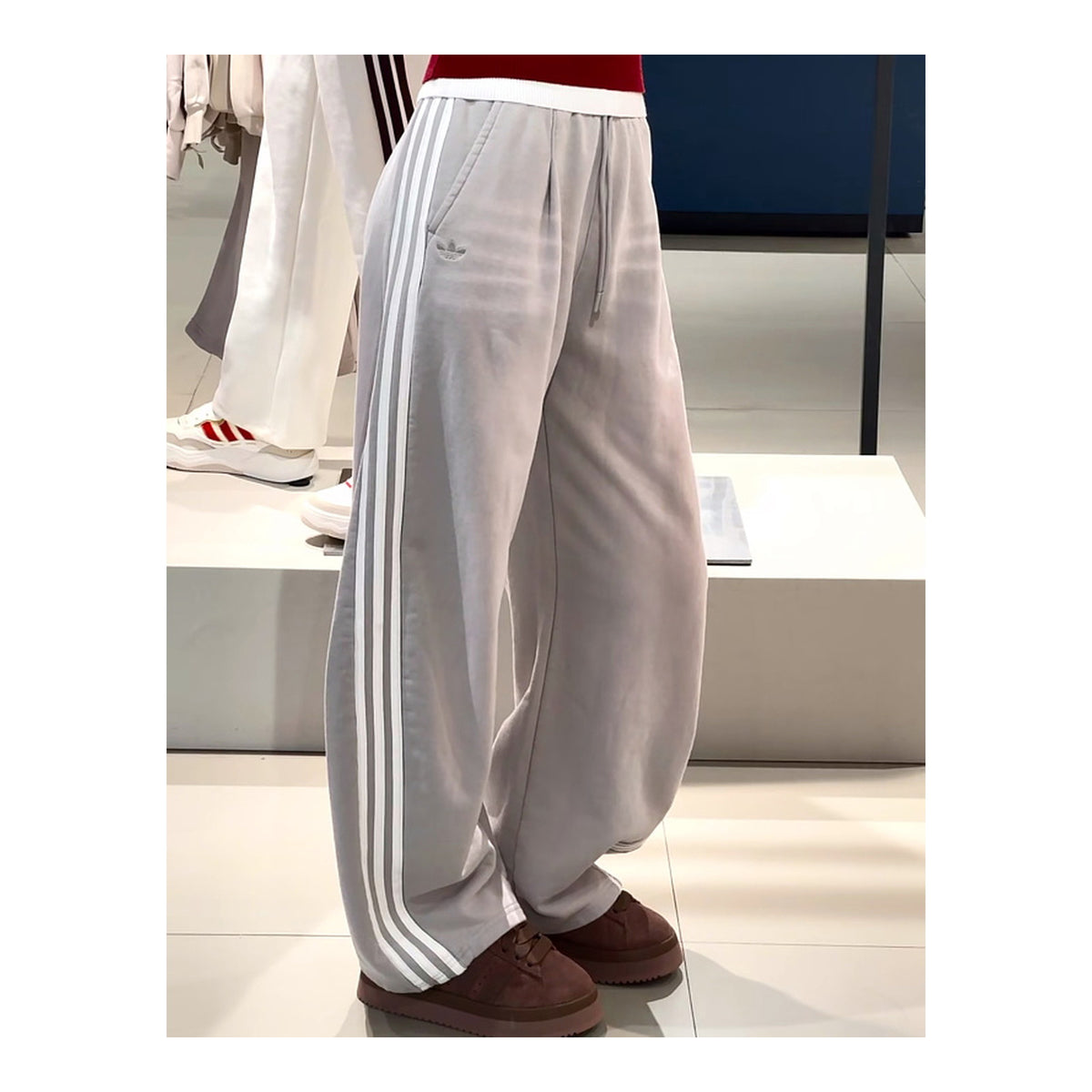 Calça Adidas Originals Trefoil Cinza-Claro - look no corpo em vista lateral