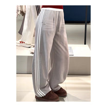 Calça Adidas Originals Trefoil Cinza-Claro - look no corpo em vista lateral