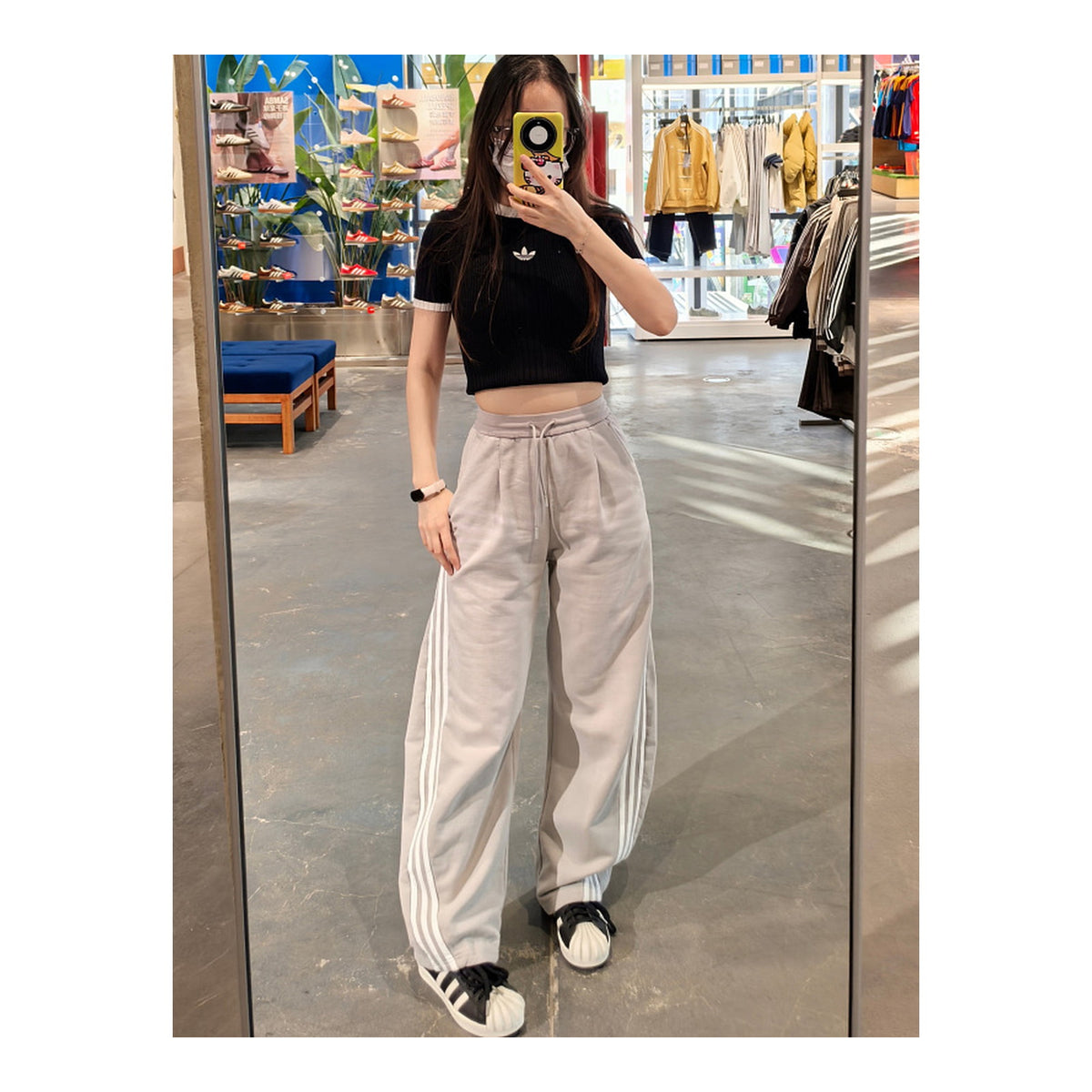 Calça Adidas Originals Trefoil Cinza-Claro - look no corpo em vista frontal