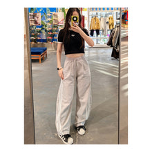 Calça Adidas Originals Trefoil Cinza-Claro - look no corpo em vista frontal