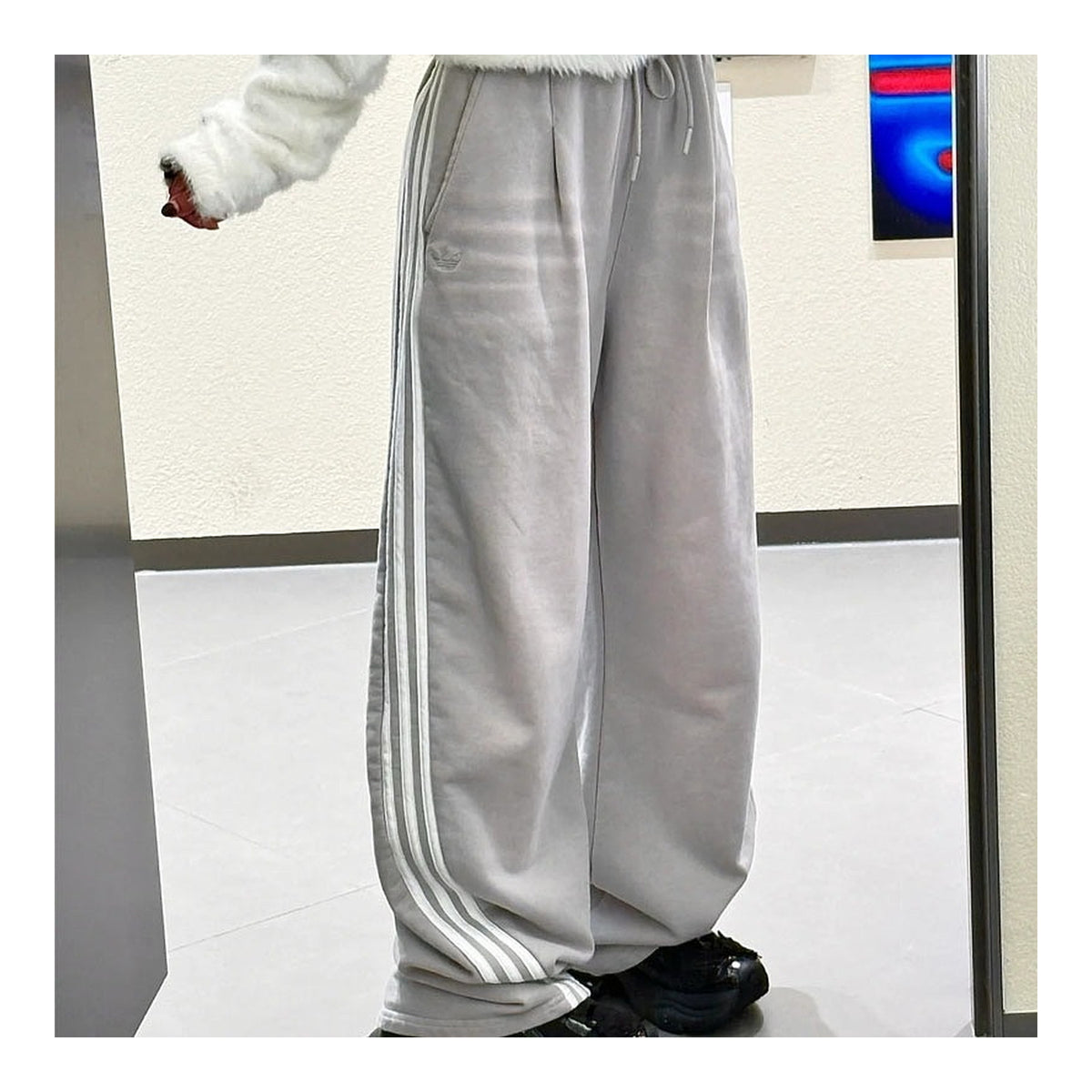 Calça Adidas Originals Trefoil Cinza-Claro - look no corpo em vista lateral