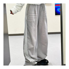 Calça Adidas Originals Trefoil Cinza-Claro - look no corpo em vista lateral