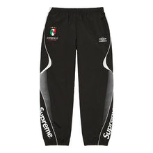 Calça Supreme x Umbro Track Pant Black White - vista frontal 1:1 fundo branco