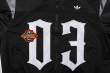 Jaqueta Adidas Originals 03 Gothic Black Silver - detalhe lifestyle