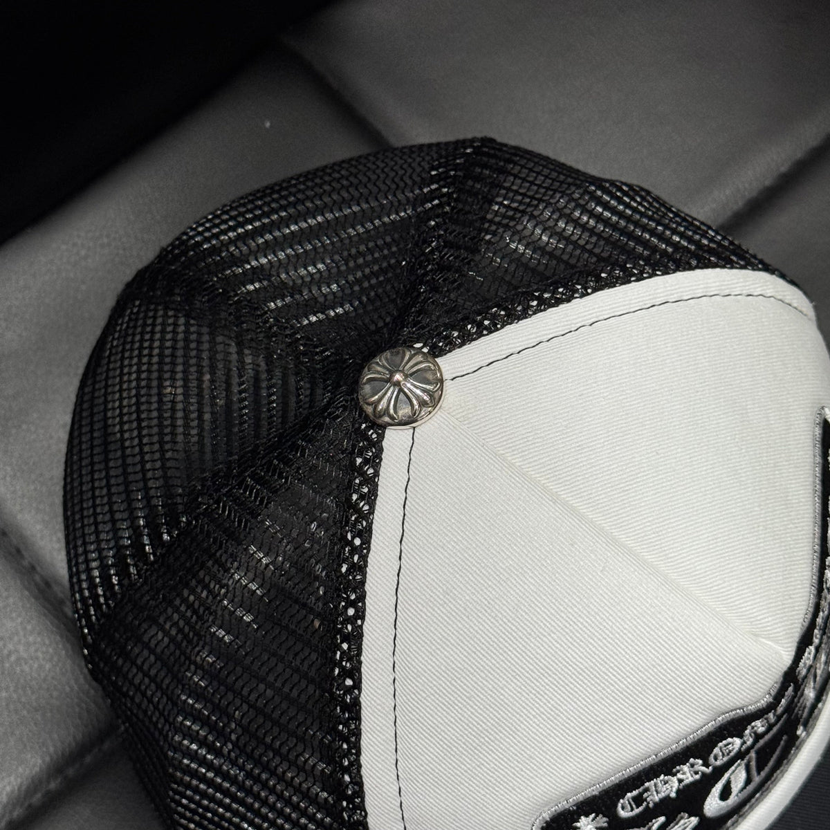 Chrome Hearts CH Hollywood Trucker Black White - terceiro ângulo em fundo branco