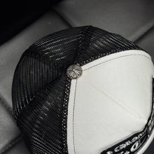 Chrome Hearts CH Hollywood Trucker Black White - terceiro ângulo em fundo branco