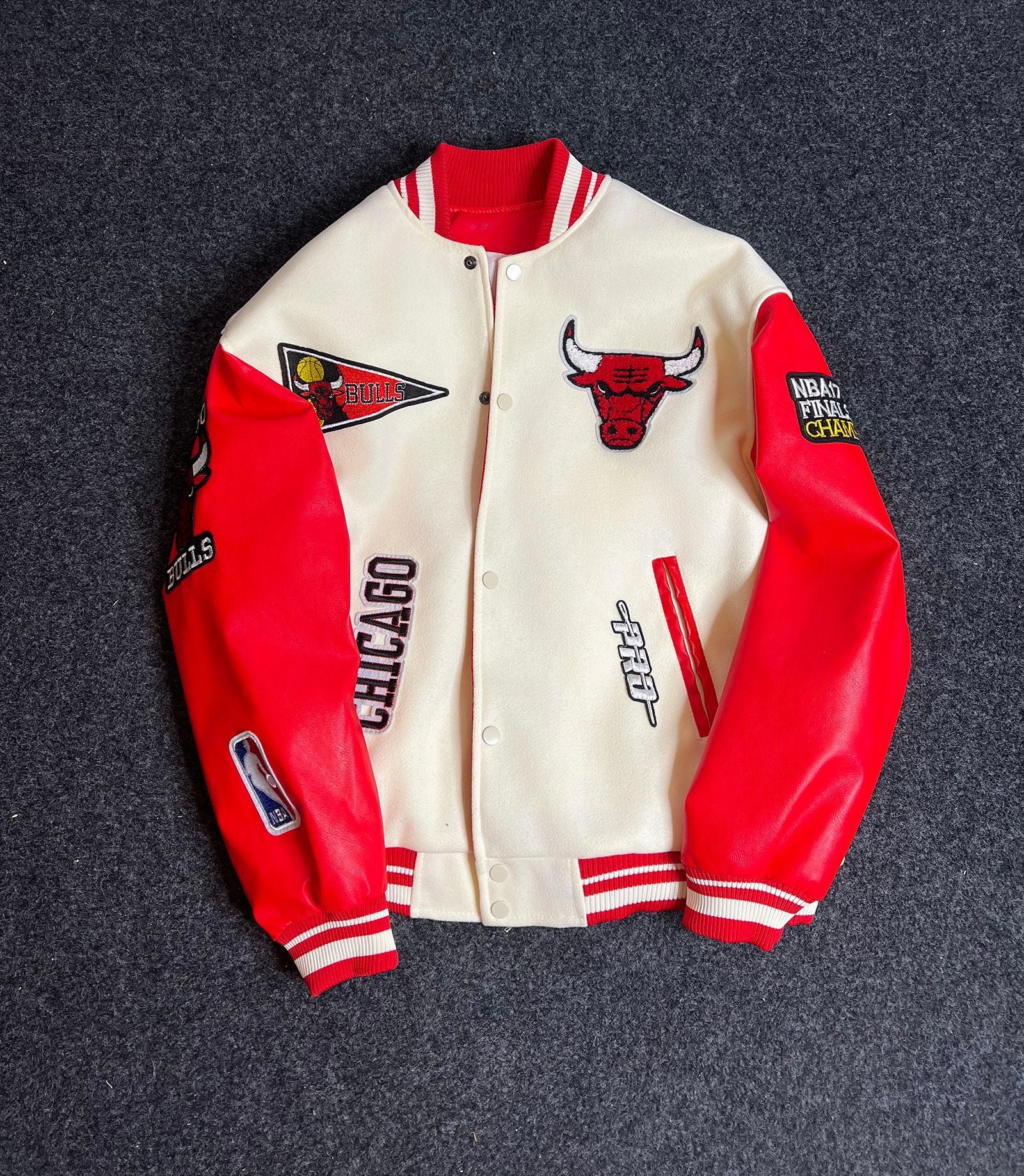 Jaqueta Varsity Chicago Bulls Bordada – Loja Koa