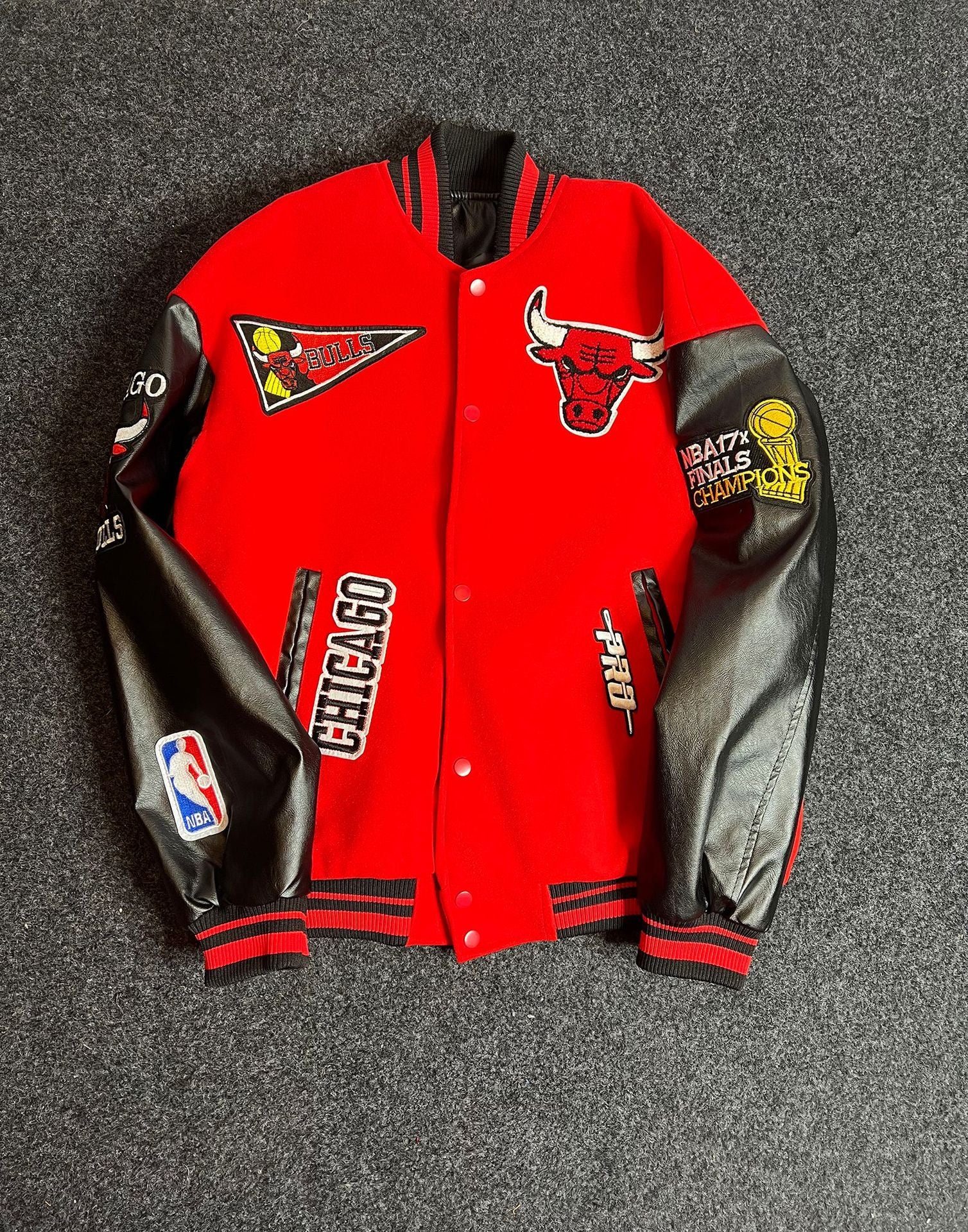 Jaqueta Varsity Chicago Bulls Bordada – Loja Koa