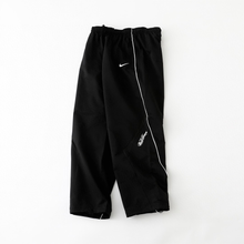 Calça Nike x Supreme Track Black Collection 2025 - imagem 2