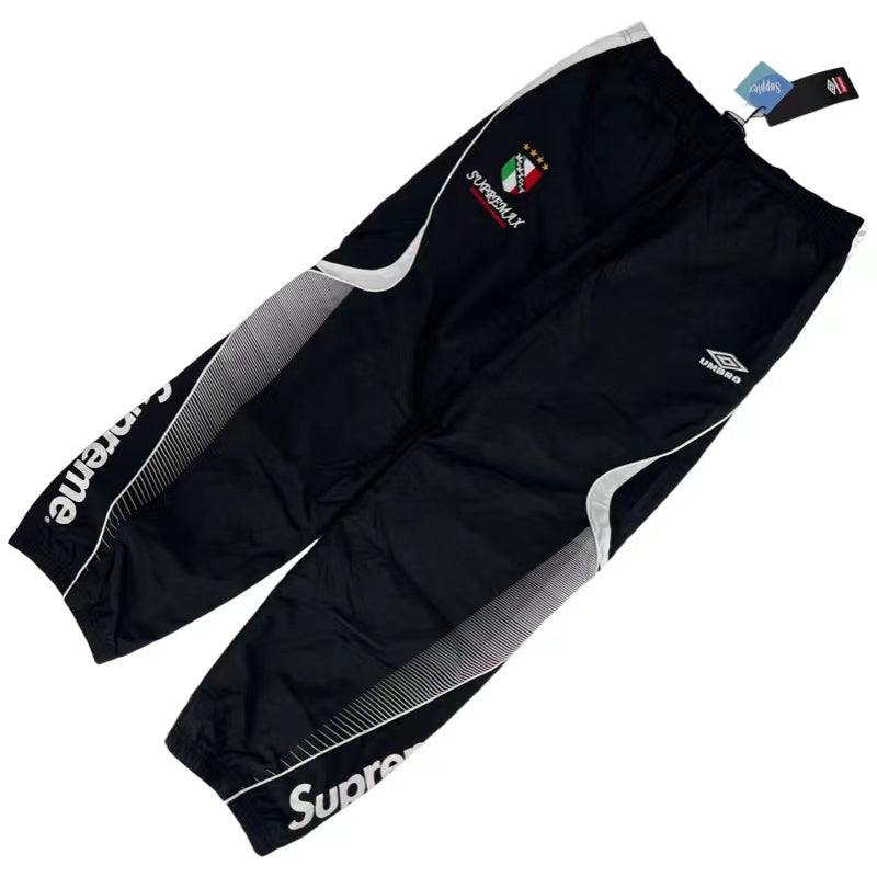 Calça Supreme x Umbro - ângulo lateral fornecedor