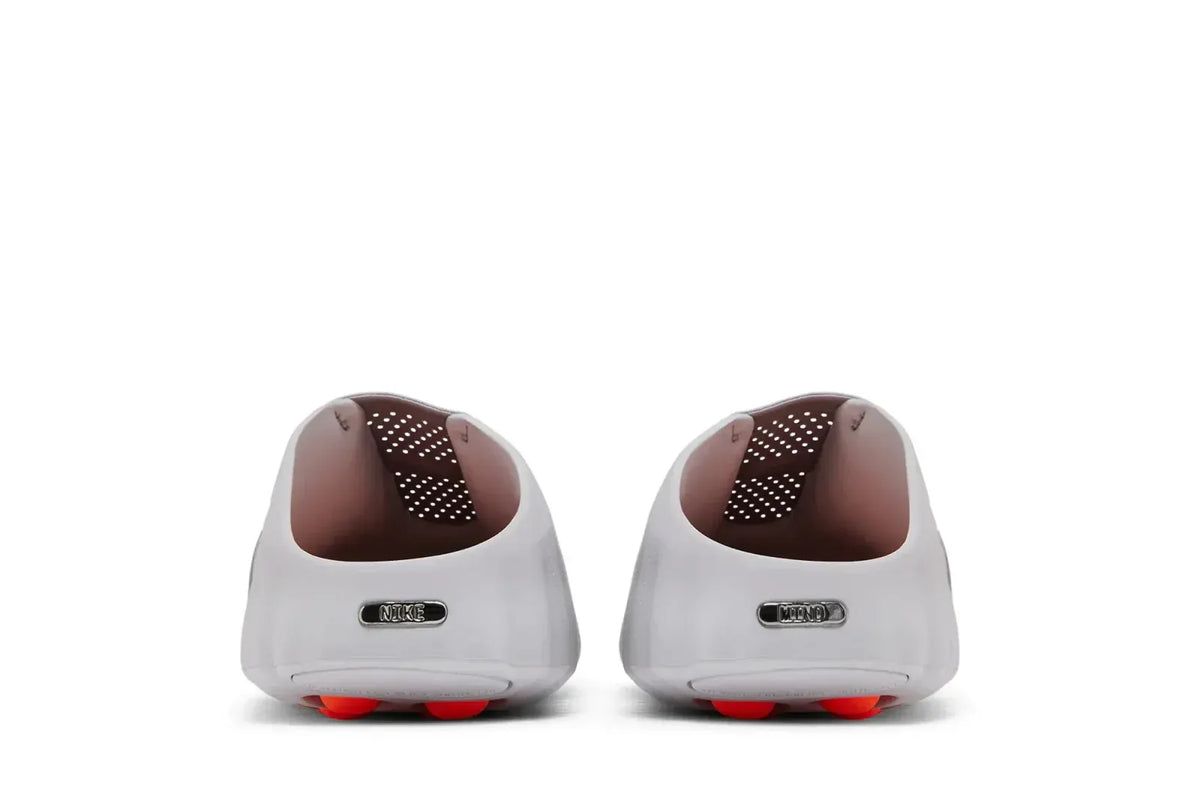 Nike Mind 001 Light Smoke Grey - Vista traseira par com tag metálica