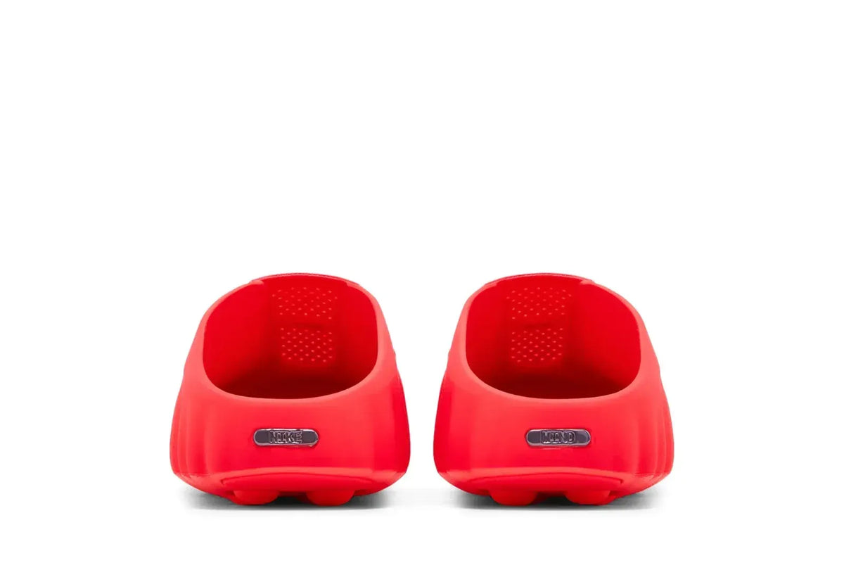 Nike Mind 001 Solar Red - Vista traseira par com tag metálica
