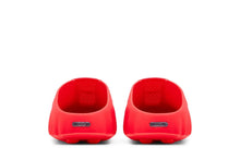 Nike Mind 001 Solar Red - Vista traseira par com tag metálica