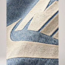 Jaqueta Levi's x Nike Trucker - Vista traseira com logo Nike