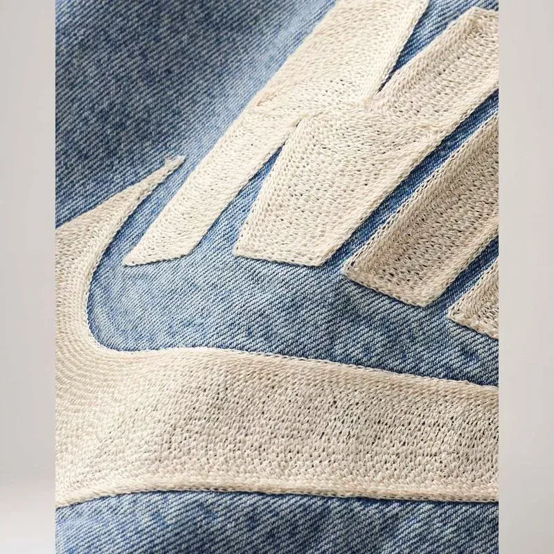 Jaqueta Levi's x Nike Trucker - Vista traseira com logo Nike