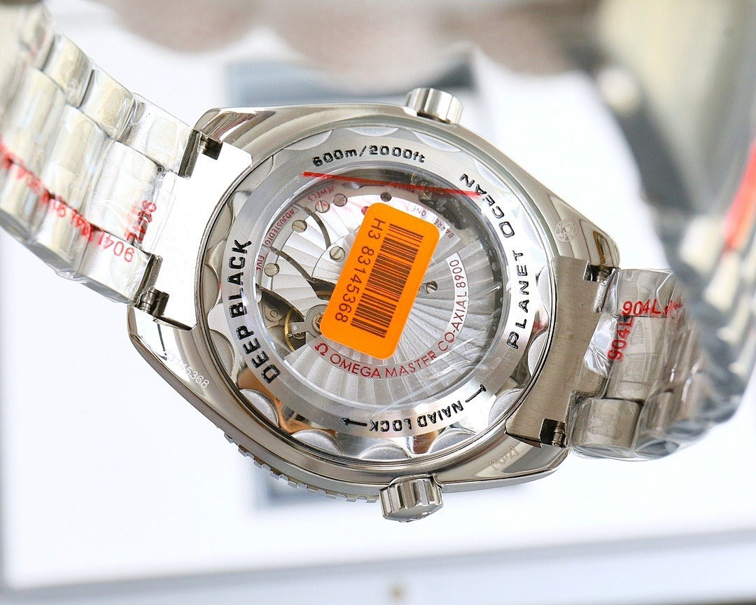 Omega Seamaster Planet Ocean Deep Black - Fundo do case com movimento visível