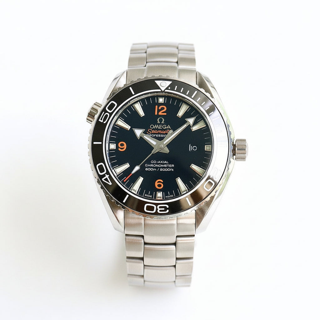 Omega Seamaster Planet Ocean Deep Black - Vista geral na mão