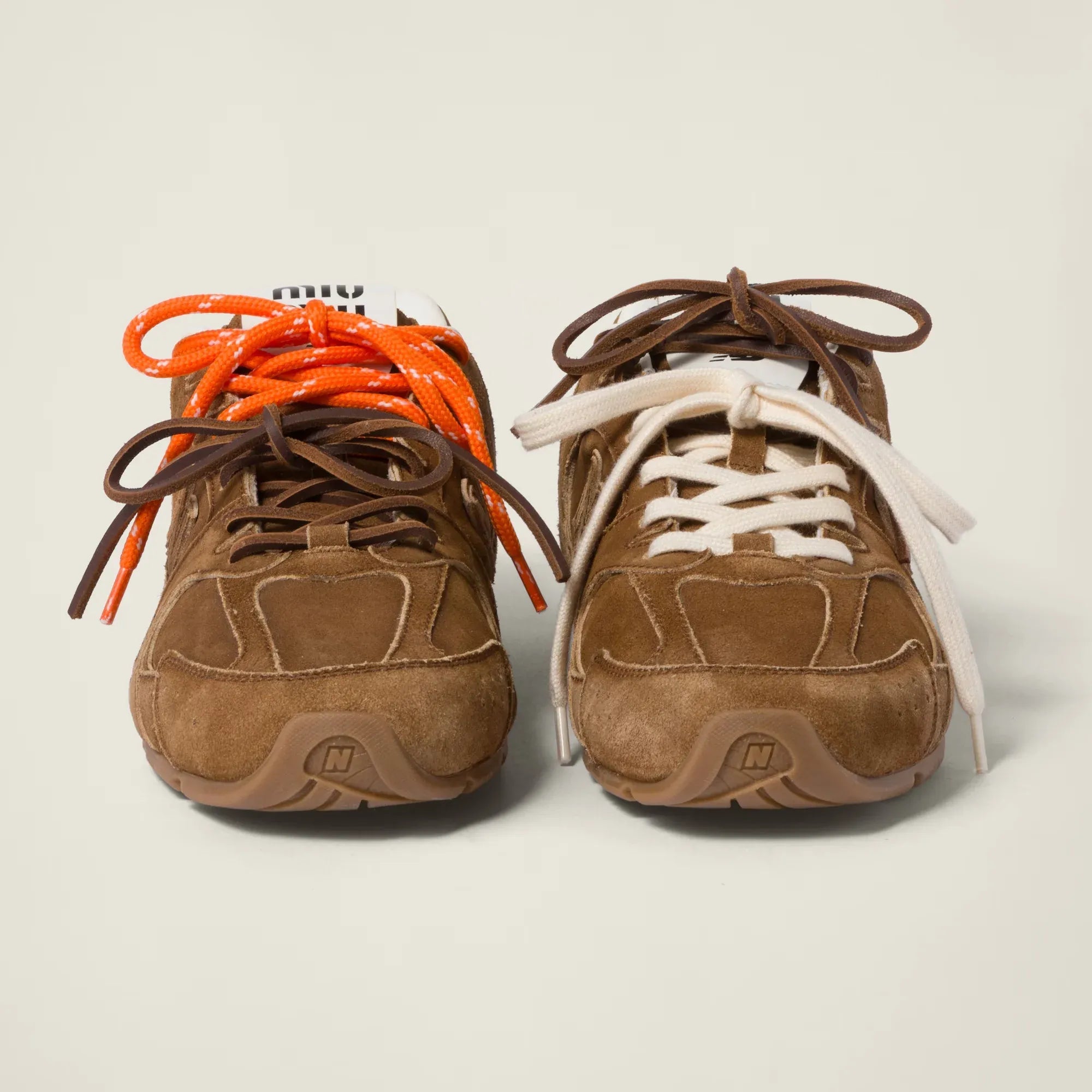 New Balance 530 SL x Miu Miu Cinnamon – detalhe cadarços