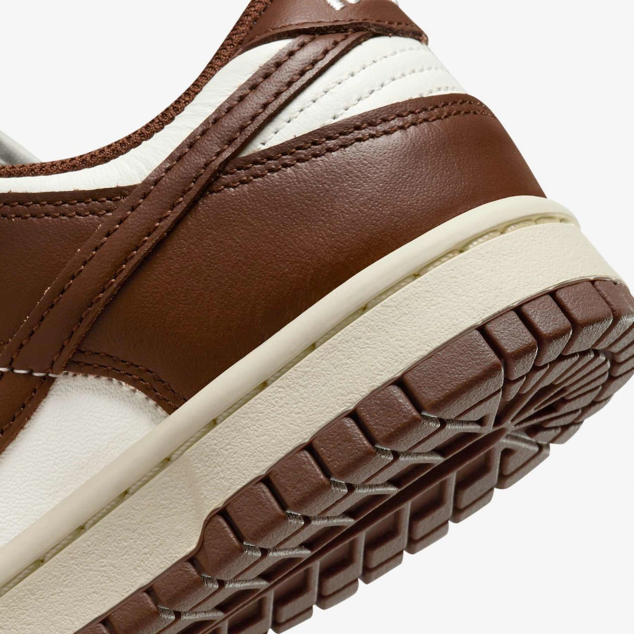 Nike Dunk Low Cacao Wow - Detalhe calcanhar e solado
