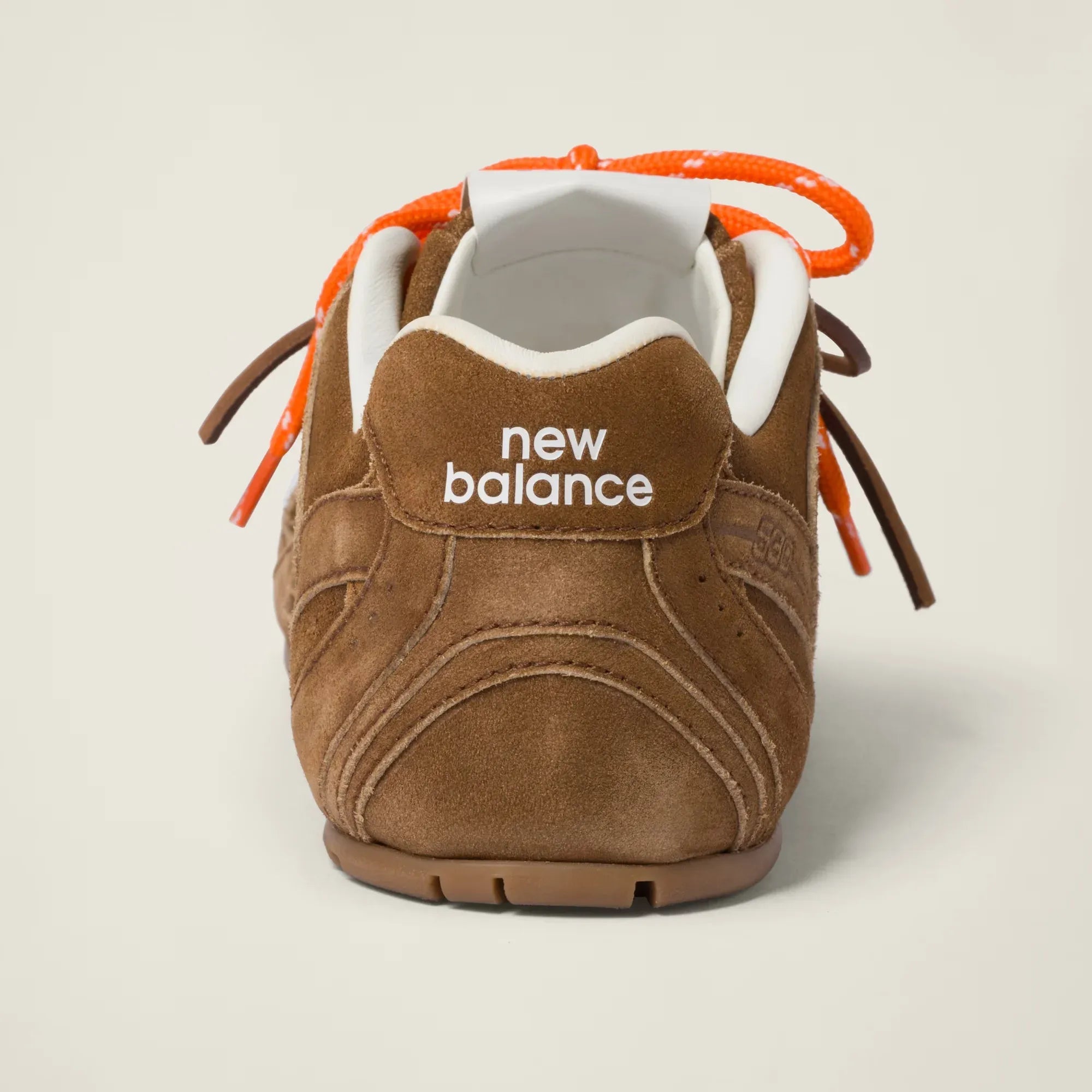 New Balance 530 SL x Miu Miu Cinnamon – traseira calcanhar
