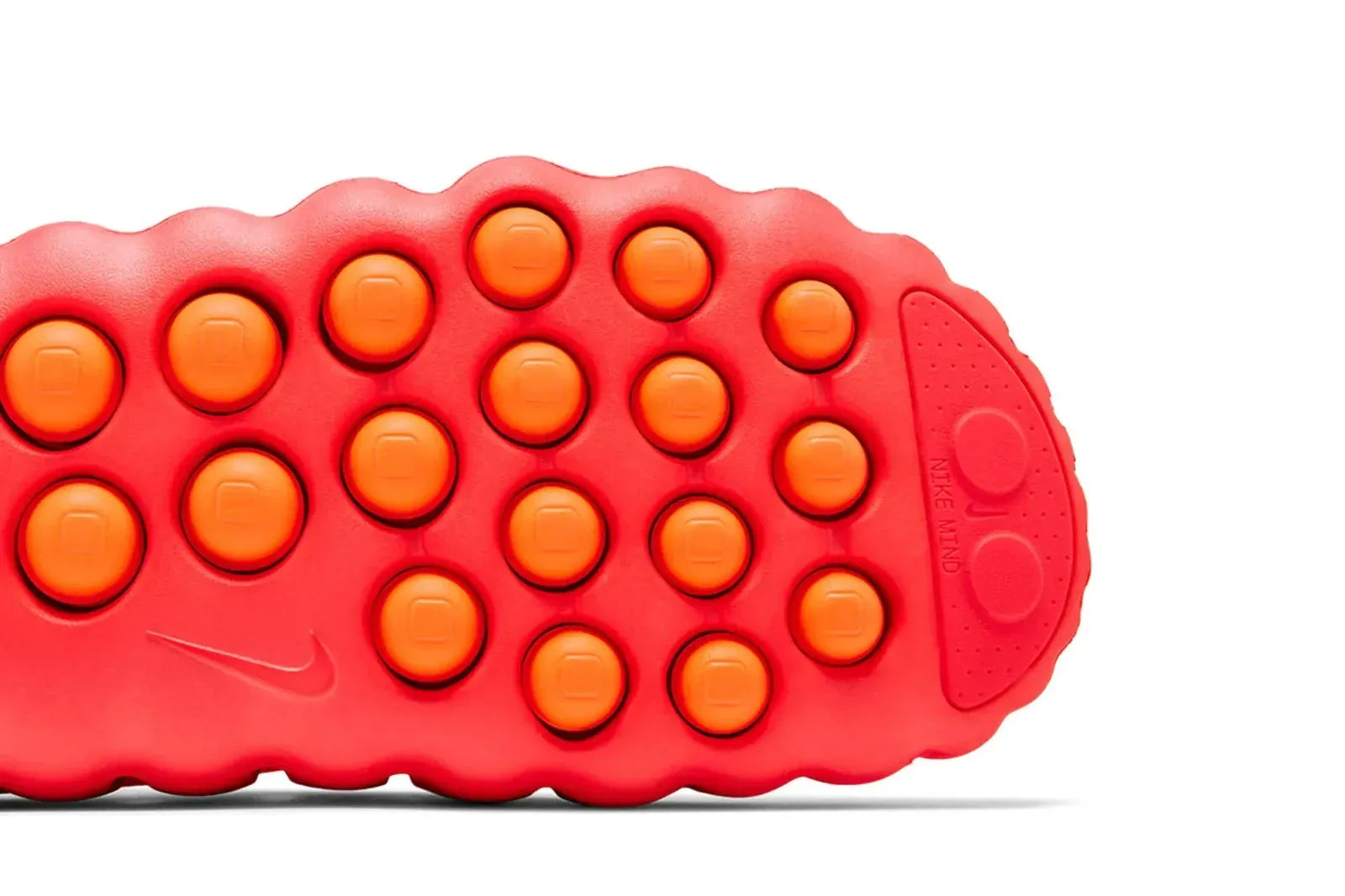 Nike Mind 001 Solar Red - Detalhe solado pods laranja e Swoosh