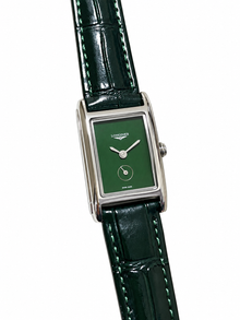 Relógio Longines Retangular Verde — vista frontal — fundo branco