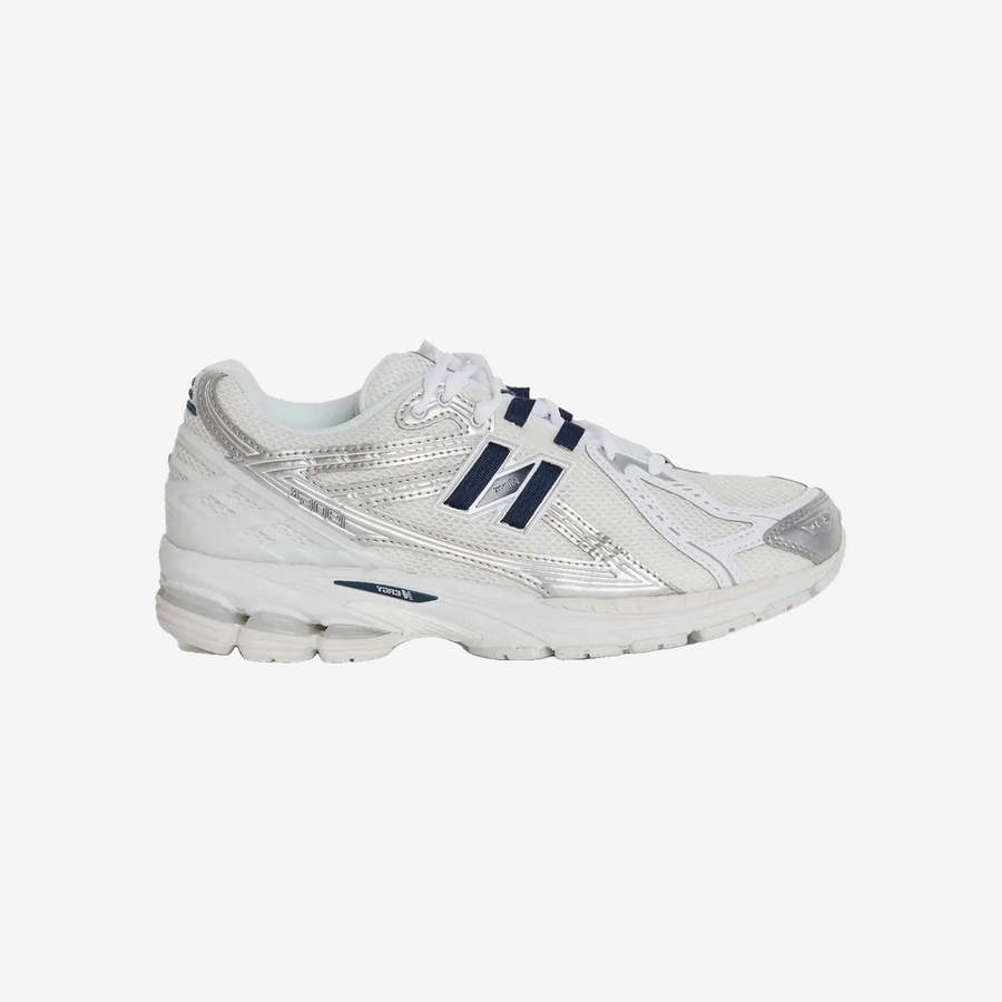 New Balance 1906R White/Silver/Navy — imagem de card KOA