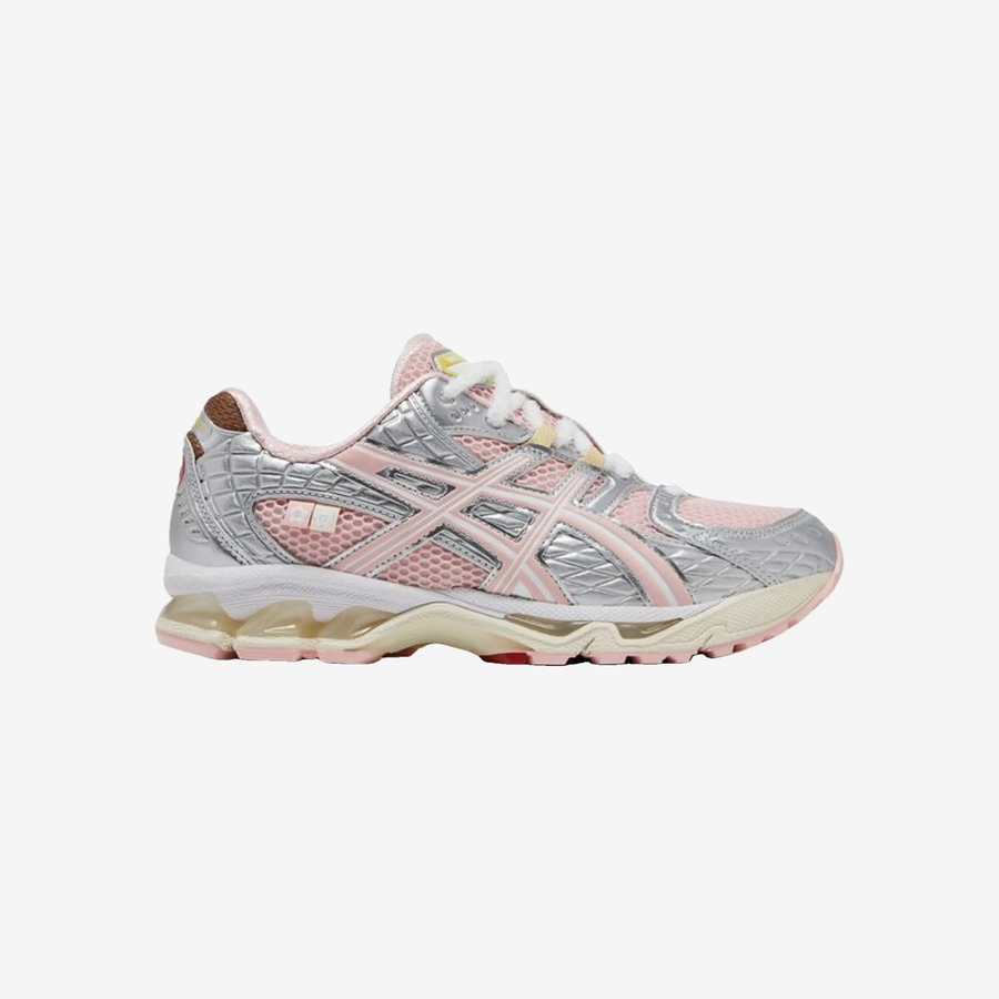Tênis – VANDYTHEPINK x atmos x ASICS GEL-NIMBUS 10.1 'Strawberry' — imagem de card KOA