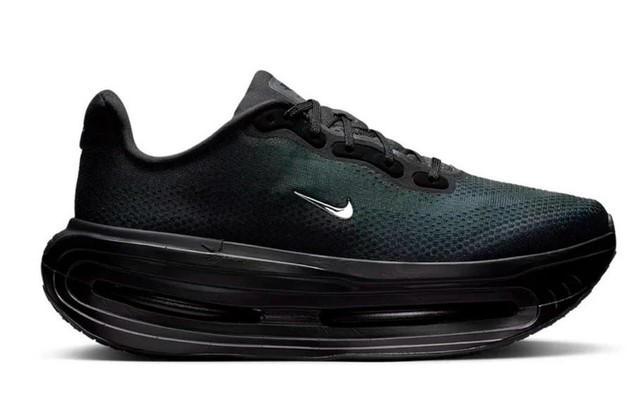 Nike Vomero Premium SP Black Mini Chrome Swoosh, vista lateral em fundo branco