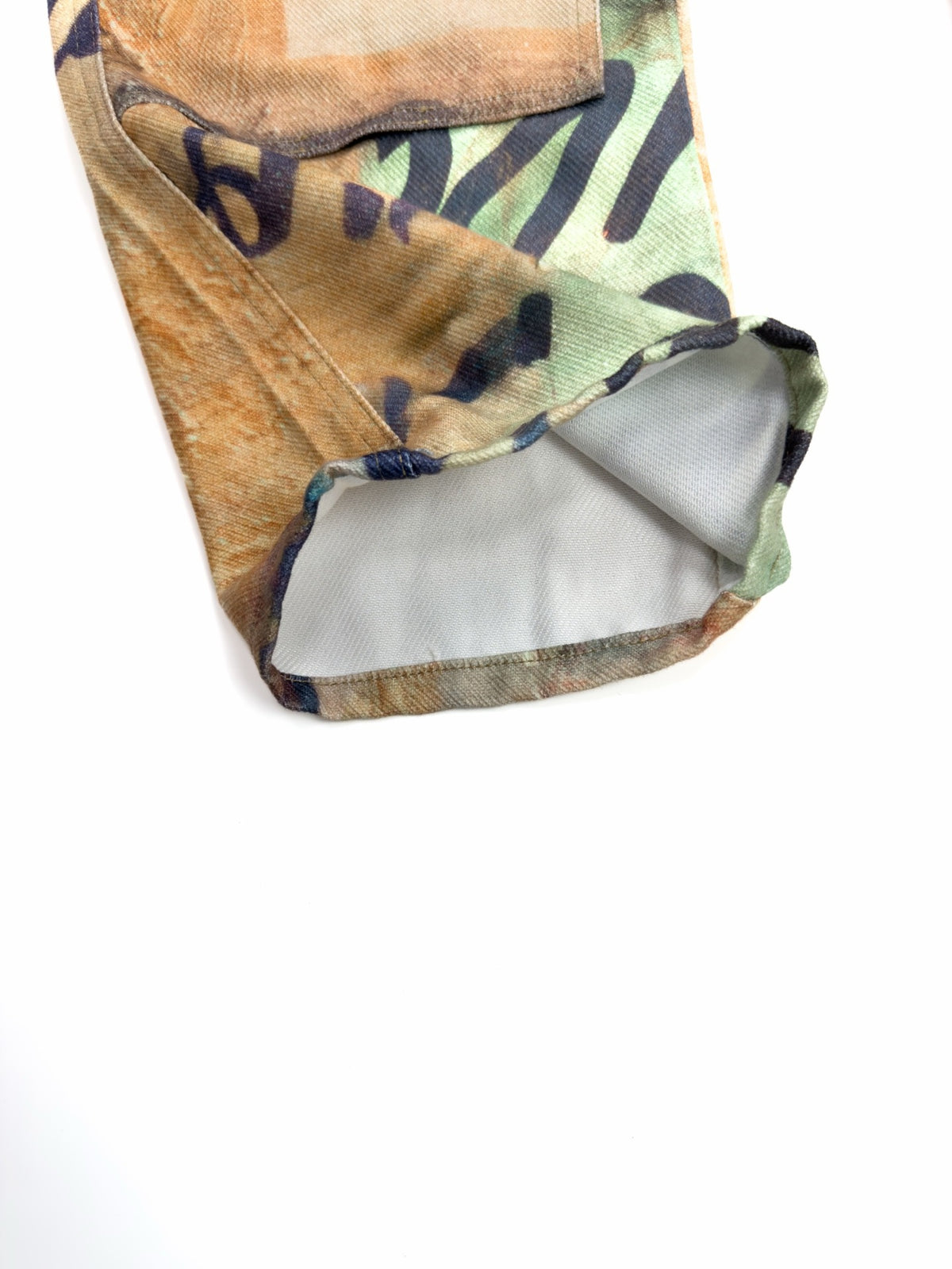 Calça Stüssy x Coursemys Patchwork Multicolor - detalhe da barra